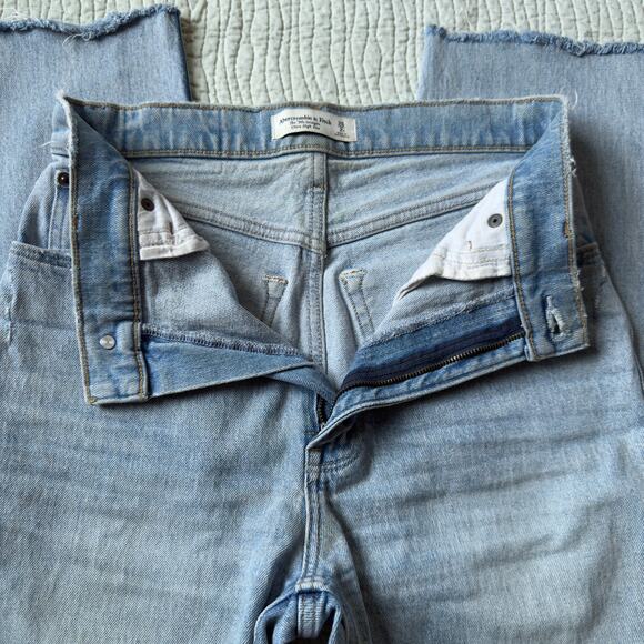 Abercrombie & Fitch The 90s Straight Ultra High Rise Jean Light Wash 26 2R - Picture 3 of 6